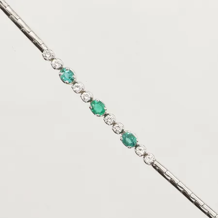 Armband med gröna stenar, möjligen syntetiska smaragder och diamanter 8x ca0,05ct, vitguld, ca 18cm, bredd 4,4mm, 18K Vikt: 11,5 g