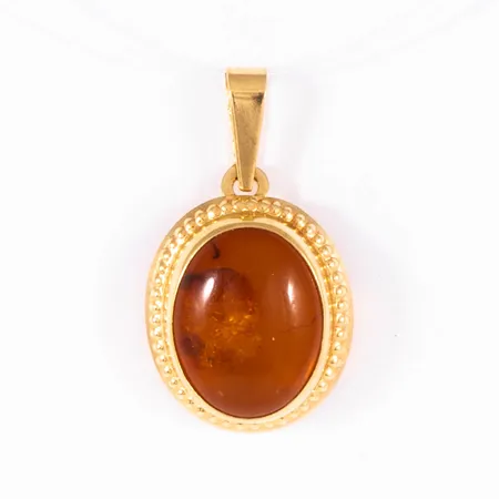 Hänge i 18K guld med en bärnsten. Det är 18,5 mm långt inkl. ögla och väger 0,6g. 