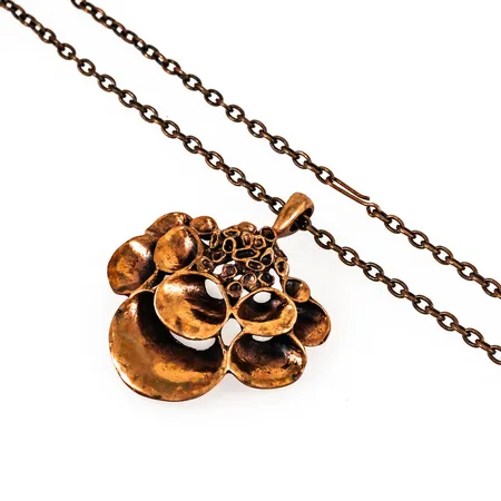 Hänge "Lava" och kedja i brons. Design Hannu Ikonen, Finland, 1960/70 tal. Det är 51,5 mm brett, 61,5 mm långt inkl. ögla. Kedjans längd 70cm. Vikt: 41,0g.