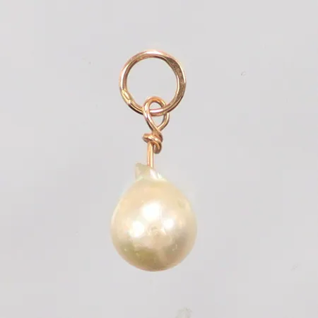 Hänge med pärla, längd 1,5cm, bredd 6,3mm, 18K. Vikt: 0,5 g