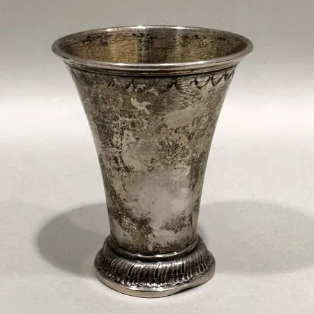 Bägare med mönstrad dekor, höjd 7,5cm, bucklig, silver 830/1000 Vikt: 35 g