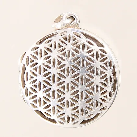 Medaljong/hänge med genombruten dekor, 30x21mm, silver 925/1000 Vikt: 6 g