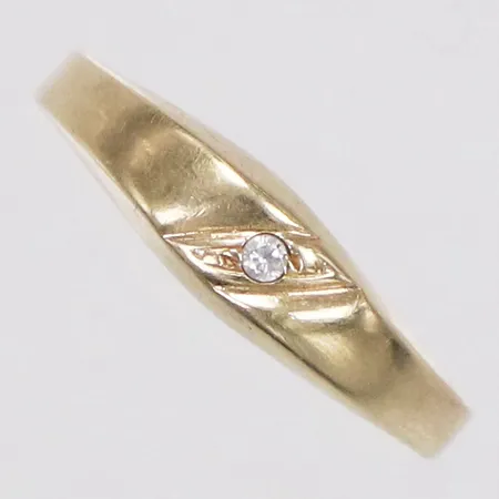Ring med vit sten, stl 16½, bredd 1,8-4,7mm, 14K Vikt: 0,9 g
