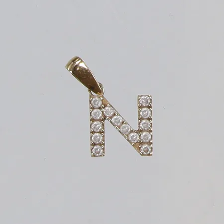 Hänge med vita stenar i form av bokstaven "N" 8x15mm inklusive hängöglan GHA 18K Vikt: 0,6 g