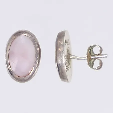 Ett par örhängen med pärlemor, 13x9mm, mexikanska stämplar, ena stiftet böjt, silver 925/1000 Vikt: 1,8 g