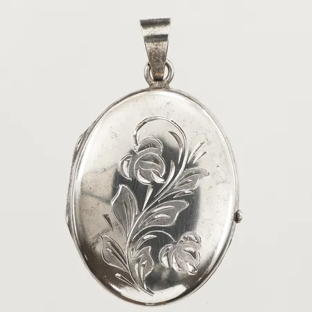 Medaljong med mönsterdekor, längd 44mm, bredd 26mm, silver 835/1000 Vikt: 8,1 g