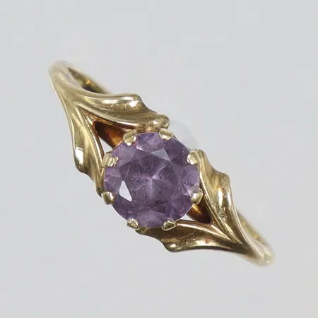 Ring med lila sten stl 17¾ bredd 1-6mm stämplad E.C 14K Vikt: 1,7 g