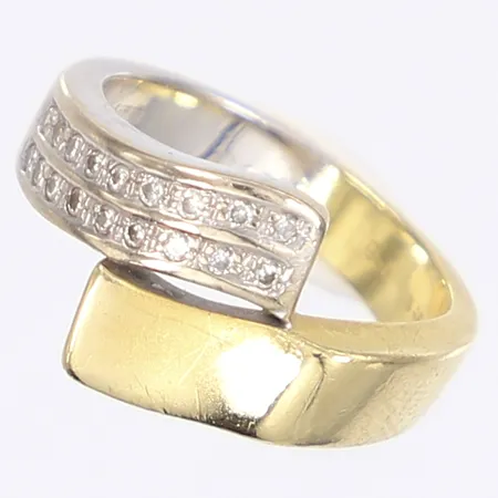 Ring med diamanter 0,15ct enligt gravyr stl 16¾ bredd 4-11mm tvåfärgad 18K Vikt: 6,6 g