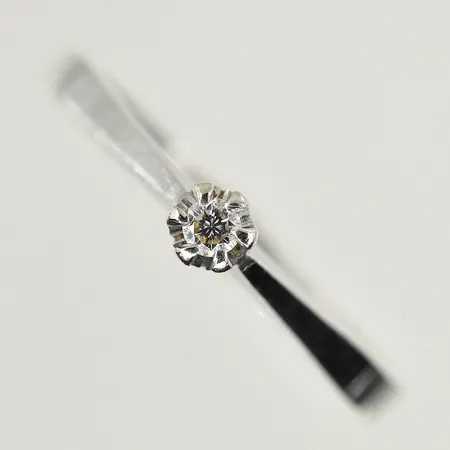 Ring med diamant 0,02ct, stl 16¾, bredd 2-3 mm, vitguld, 18K. Vikt: 2 g