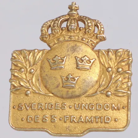 Brosch Sveriges Ungdom Dess Framtid, längd 22,8mm, bredd 20mm, gravyr, förgylld, 830/1000 silver Vikt: 4 g