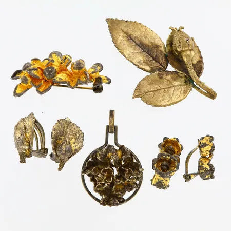 2 broscher, Hänge, 2 par örhängen med clips, Flora Danica Denmark, förgyllt silver 925/1000,  slitage på förgyllning Vikt: 31,7 g