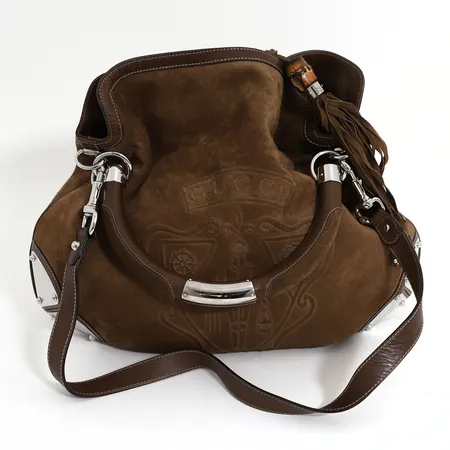 Väska Gucci Indy Hobo bag, brun mocka med bruna skinndetaljer, beslag i silverfärgad metall toffsar med bambu, löstagbar axelrem, foder i guldfärgat läder, invändigt en ficka med dragkedja samt ett mindre fack, märkt GUCCI Made in Italy, numrerad, ca 30 x 30 x 15cm, dustbag, fint bruksskick. 