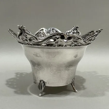 Skål på fötter med genombruten dekor, höjd 8cm, GEWE, silver 830/1000 Vikt: 79,5 g