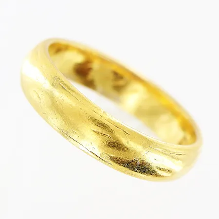 Ring, stl 17¾, bredd 4,5mm, gravyr, skev, repor, 23K.  Vikt: 8,2 g