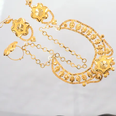 Set Collier 42cm, ring justerbar Ø18,5-19,5mm, Ett par örhängen 6,5cm, 21k Vikt: 25 g