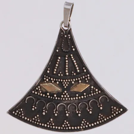 Hänge, längd 38,5mm inklusive ögla, bredd 35mm, delvis förgylld, vassa detaljer, 925/1000 silver Vikt: 2,4 g