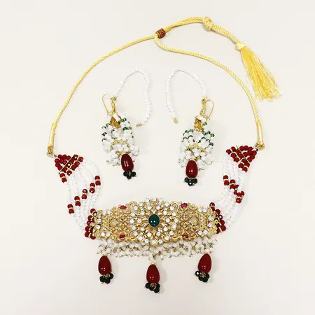 Collier och örhängen, pärlor i sten/konstmassa, tygsnöre, lagning i 14K, 18K. Bruttovikt: 41,3gram 