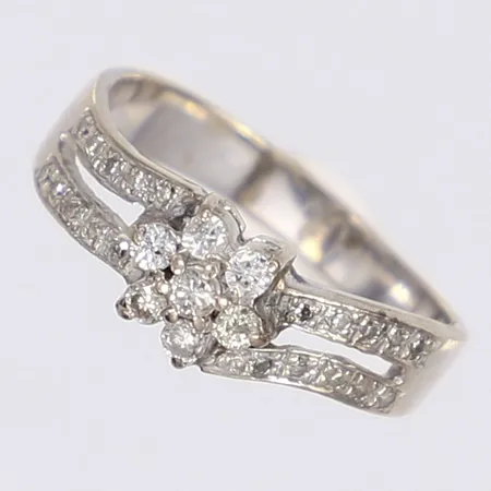 Ring med diamanter totalt 0,10ct, stl 17, bredd 3-6mm, vitguld, slitage, 14K Vikt: 2,9 g