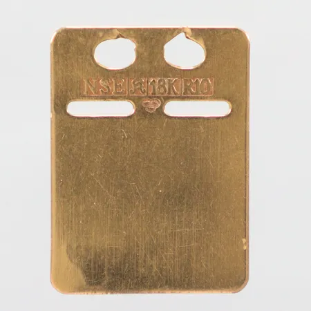 Hänge ID-bricka, längd 2,3cm, bredd 1,7cm, gravyr, 18K. Vikt: 1,6 g