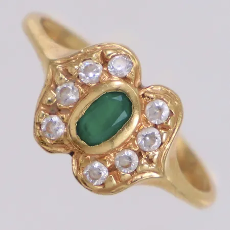 Ring med grön och vita stenar, stl 17½, bredd 10mm, 18K Vikt: 2,8 g