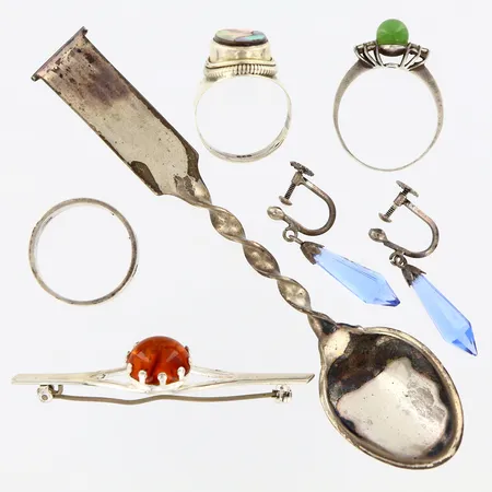 3 ringar stl 17¼, 17½, 18½, Ett par örhängen 32mm, Brosch med sten 57mm, Sked 11cm, slitage,  Silver 830-925/1000 Vikt: 27,7 g