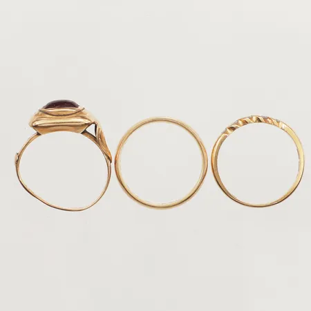 Tre ringar, defekt, gravyr, 18K  Vikt: 8,1 g