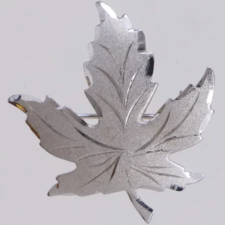 Brosch löv, längd 35mm, bredd 32mm, 925/1000 silver Vikt: 2,9 g