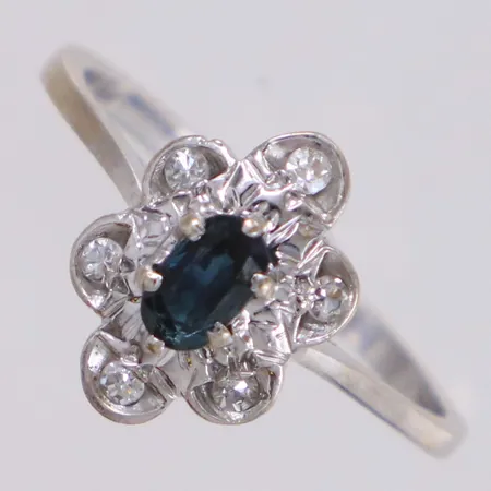 Ring med blå sten möjligen safir och diamanter 6x ca 0,01ct 8/8-slipade, stl 17¼, bredd 1,5-12mm, vitguld, behov av omrodiering, 18K Vikt: 2,5 g