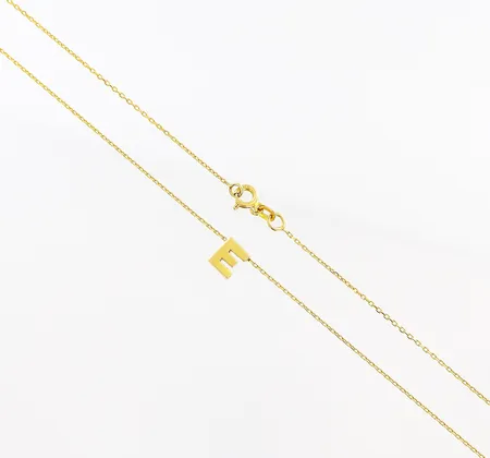 Collier, 44cm, bredd 0,4mm, integrerat hänge bokstaven "E", 6,4x5,4mm, 18K.  Vikt: 2,5 g