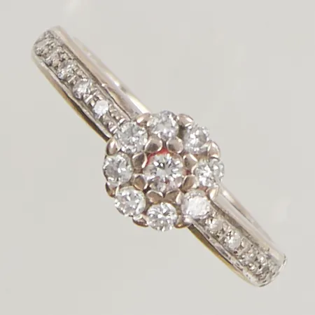 Ring diamanter totalt ca 0,35ctv, Ø17¾, bredd:7mm, bör omrodieras, 18K 4,2g.