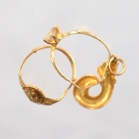 2 Ringar varav en med vit sten, 1 hänge defekta 21k Vikt: 8,4 g