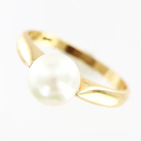 Ring, odlad saltvattenspärla Ø7,3mm, stl 17½, bredd 1,8mm, 18K. Vikt: 3,6 g