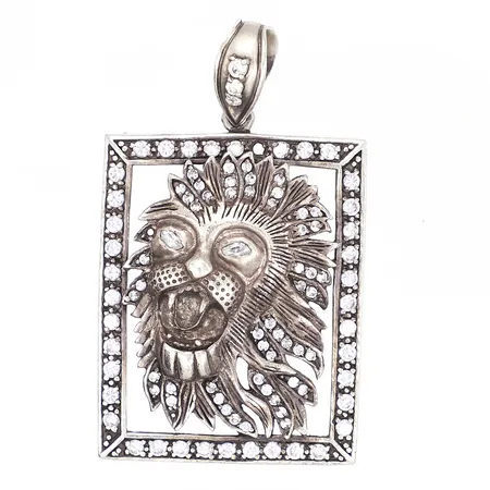 Hänge med dekor av lejonhuvud och vita stenar höjd 70mm inkl öglan ostämplat silver Vikt: 32,8 g