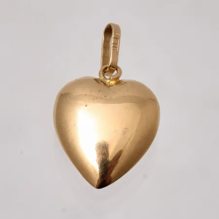 Hänge i 18K guld, Hjärta, mått 12x20,7mm, tillverkad av Erland Söderbergs Guldsmedja Ab, år 1976, vikt 0,75g.