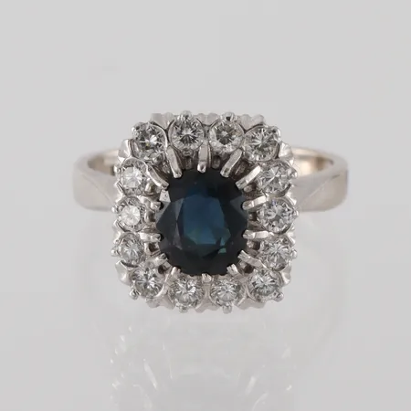 Ring Heribert Engelbert Stockholm 1976 design Stigbert 18k vitguld safir 1,22ct och 14st diamanter totalt 0,71ct enligt inskription,storlek 16 ¾ mm,bredd 2.6-13.5 mm. Vikt: 5,8 g