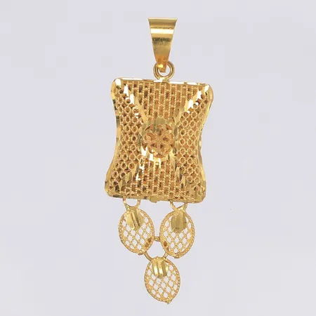 Hänge genombruten dekor höjd 45mm inkl öglan 21K Vikt: 3,2 g