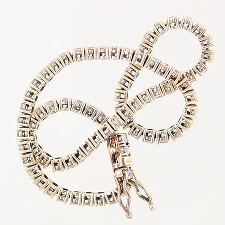 Armband med vita stenar, längd: ca 19cm, bredd: 2,3mm, lås går ej att öppna, 14K  Vikt: 7,5 g