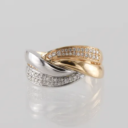 Ring 18k vit och rödguld med små diamanter,GHA,storlek 19 mm,bredd 4.4-10.9 mm.  Vikt: 7,4 g
