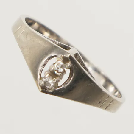 Ring med diamanter, 2xca0,02ct 8/8-slipade, stl 17¼, bredd 2,4-7mm, vitguld, 18K Vikt: 2,5 g