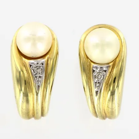 Ett par örhängen med pärla, och diamant 1xca0,01ct, 15mm, stopper saknas, 9K Vikt: 3,4 g