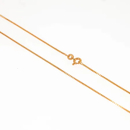 Kedja Venezia i 18K guld. Den är 60 cm lång, 1 mm bred och väger 4,9g. Skev springring.