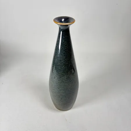 Vas Carl-Harry Stålhane (1920-1990) Rörstrand 1960-tal stengods med blank blåbrun glasyr signerad R SWEDEN CHS SAI höjd 22cm Vikt: 0 g Skickas med paket.