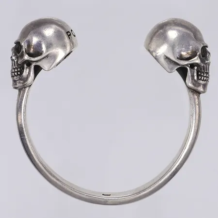 Armring med dödskallar, Pour, ca Ø56mm, bredd 7-17mm, repig, silver 925/1000 Vikt: 66,9 g