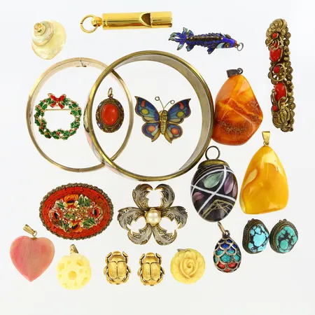 Bijouterier, 5 broscher, 11 hängen, 1 par örhängen med clips, 2 stela armband, oädel metall Vikt: 0 g