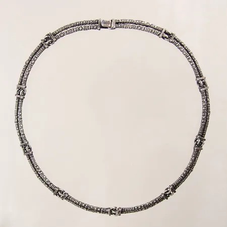 Collier med mönstrad dekor, längd ca43cm, bredd 7,4mm, silver 830/1000 Vikt: 44,6 g