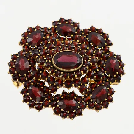 Brosch med granater 35x40mm, höjd ca 10mm, förgylld metall Vikt: 0 g