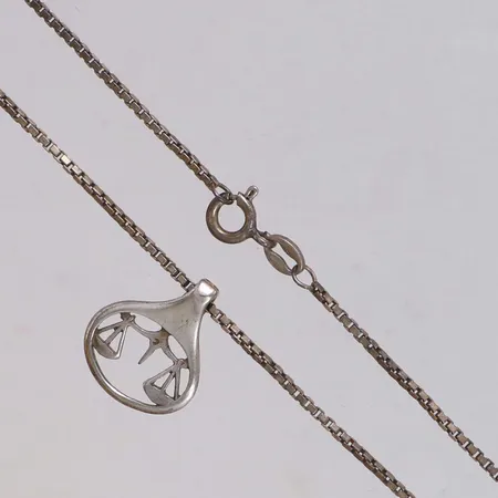 Kedja Venezia med hänge vågen, längd 43,5cm, bredd 1,4mm, hängets mått 17,5x14,5mm, 925/1000 silver Vikt: 5 g