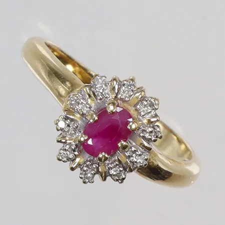 Ring i carmosé med diamanter 10xca0,005ct samt röd sten stl 19¾ bredd 2-11mm GHA 18K Vikt: 4,8 g