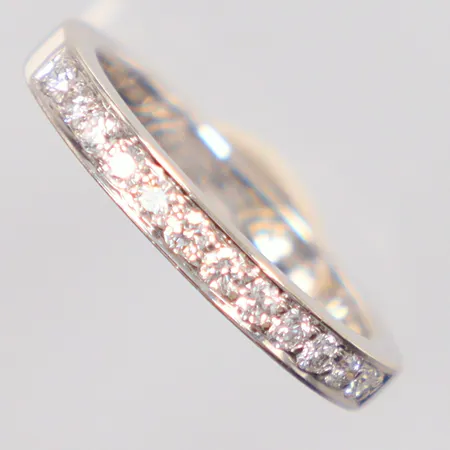 Alliansring, 10 x ca 0,03ct, Ø16, gravyr, vitguld, 18K. Vikt: 3,8 g