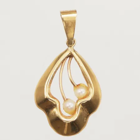 Hänge med pärlor, ca 33mm inklusive ögla, bredd 17mm, 18K Vikt: 1,5 g